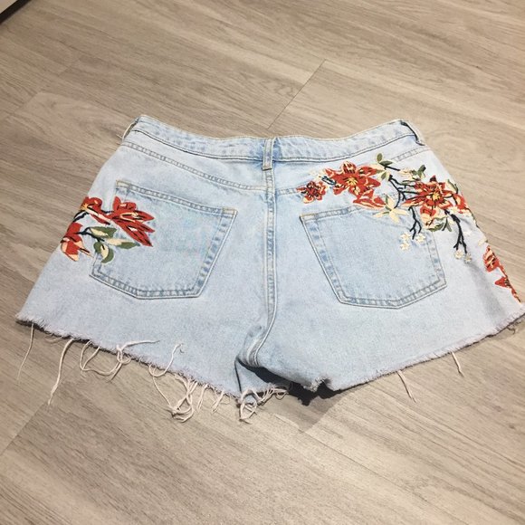 Topshop Denim Mom Shorts w Flower Embroidery - Picture 3 of 4